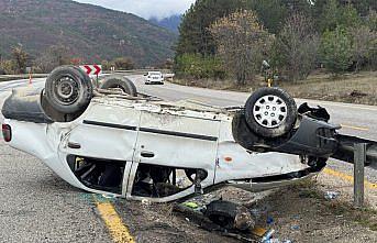 Kastamonu'da bariyere çarparak devrilen otomobildeki çift yaralandı