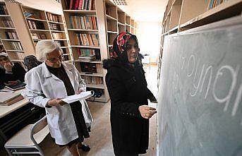 Öğretmenlikten 29 yıl önce emekli olmasına rağmen eğitimden kopamadı