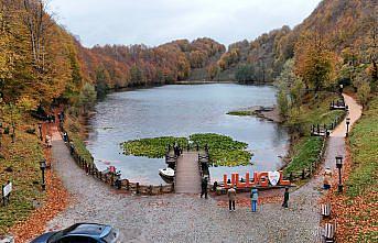 Ordu'daki Ulugöl Tabiat Parkı sonbahar renklerine büründü