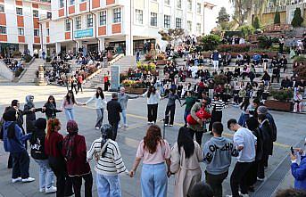 Rize'de üniversite öğrencileri vize sınavları öncesi tulum eşliğinde eğlendi