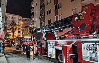 Bafra'da 7 katlı binanın çatı katında çıkan yangın söndürüldü