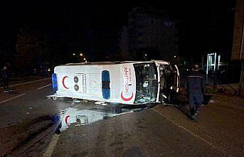 Samsun’da otomobil ile çarpışan ambulanstaki 5 kişi yaralandı
