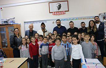 Sanatçı Onur Dilber, Of 28 Şubat İlkokulu'nu ziyaret etti
