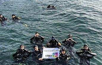 Sinop'ta dalgıçlar lösemiyle mücadeleye denizde açtıkları pankartla destek verdi