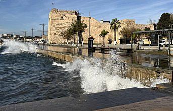 Sinop'ta fırtına sahilde yüksek dalgalar oluşturdu