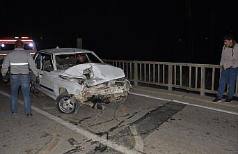 Sinop'ta köprü korkuluğuna çarpan otomobildeki 3 kişi yaralandı