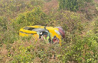 Sinop’ta ticari taksinin devrildiği kazada 2 kişi yaralandı