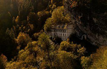 Tarihi Sümela ile Vazelon manastırları sonbaharın tonlarıyla renklendi