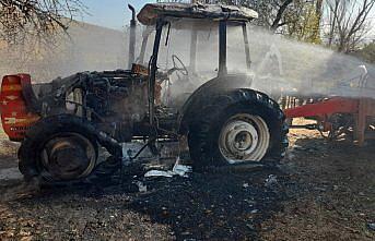 Tokat'ta çıkan yangında traktör kullanılmaz hale geldi