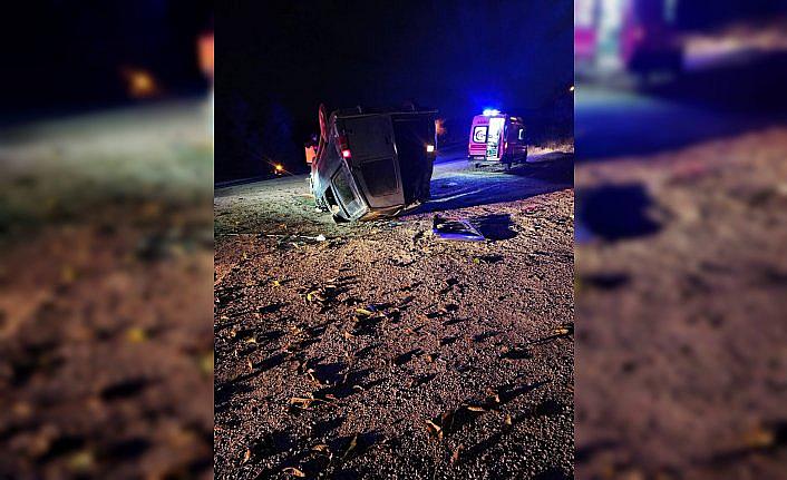 Tokat'ta devrilen hafif ticari araçtaki 3 kişi yaralandı