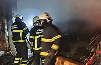 Tokat'ta üç katlı evde çıkan yangında hasar oluştu