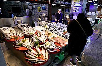 Trabzon'daki balıkçı tezgahlarında hamsinin kilogramı 75 liradan satılıyor