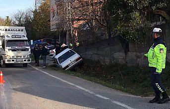 Türkeli’de su kanalına devrilen otomobildeki bir kişi yaralandı