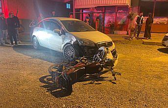 Türkeli'nde otomobil ile çarpışan motosikletin sürücüsü yaralandı