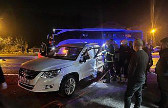 Zonguldak'ta otomobille otobüsün çarpıştığı kazada 1 kişi yaralandı