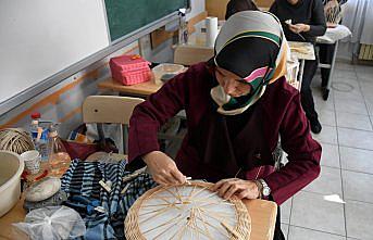 Anneannesinden öğrendiği hasır dokuma sanatını geleceğe aktarıyor
