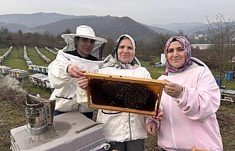Annenin arıcılık tutkusu iki kızına da geçti