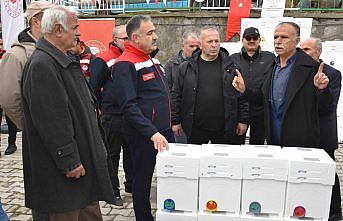 Artvin'de arıcılara ana arı üretim seti desteği verildi