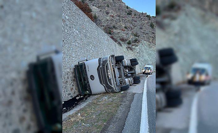 Artvin'de kömür yüklü tırın devrilmesi sonucu sürücü yaralandı