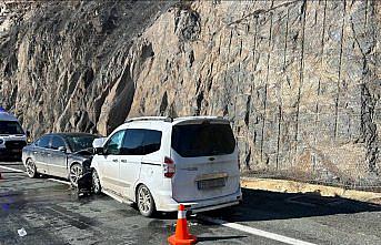 Artvin'de otomobil ile kamyonetin çarpıştığı kazada 4 kişi yaralandı