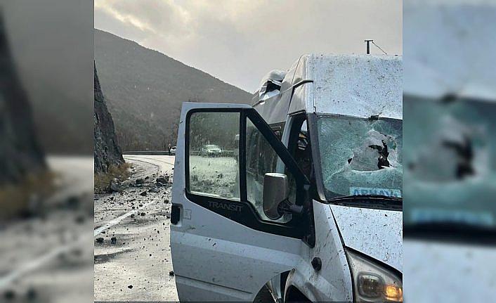 Artvin'de seyir halindeki yolcu minibüsüne kaya parçaları düştü