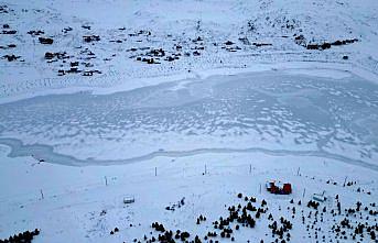 Bayburt'taki Aydıntepe Göleti'nin yüzeyi buz tuttu