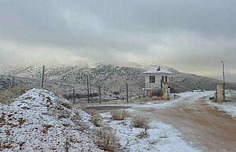 Bayburt'un yüksek kesimlerinde kar yağışı etkili oluyor