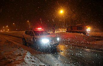 Bolu Dağı'nda yoğun kar yağışı etkili oluyor