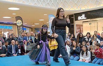 Çorum'da anaokulu öğrencileri geri dönüşüm kıyafetleriyle defile düzenledi