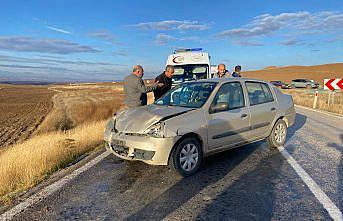 Çorum’da iki otomobilin çarpıştığı kazada 2 kişi yaralandı
