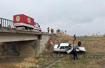Çorum'da köprüden düşen otomobilin sürücüsü yaralandı