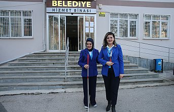 Doğuştan görme engelli Ebru'nun mesai arkadaşları “gören gözleri“ oldu