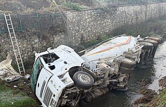 Düzce'de dereye devrilen çimento yüklü silobasın sürücüsü yaralandı