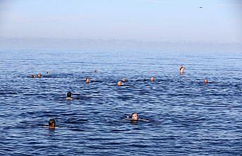 Giresun'da “Sağlığa Kulaç At“ etkinliğine katılanlar denizde yüzdü