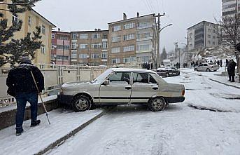 Gümüşhane'de araçların buzlu yolda kayması kameraya yansıdı