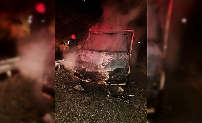 Gümüşhane'de seyir halindeki kamyonet yandı