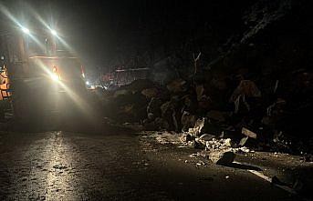 Heyelan nedeniyle kapanan Artvin-Hopa kara yolu ulaşıma açıldı