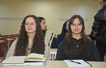 İkiz kardeşlerin eğitim hayatı üniversitede de aynı sırada devam ediyor