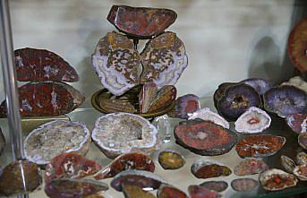 İşlediği süs taşlarını oluşturduğu “müze“de sergiliyor