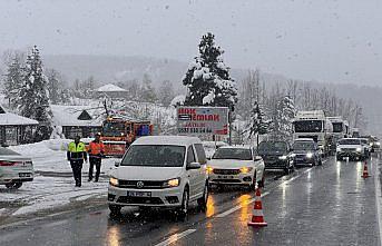 Kar yağışının etkili olduğu Bolu Dağı'nda arızalanan tır ulaşımı aksattı
