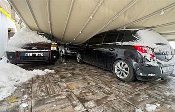 Karabük'te kar nedeniyle çöken garaj çatısı 3 otomobile zarar verdi