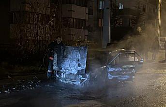 Karabük'te park halindeki otomobil yandı