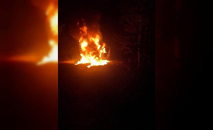 Karabük'te seyir halindeki hafif ticari araç yandı
