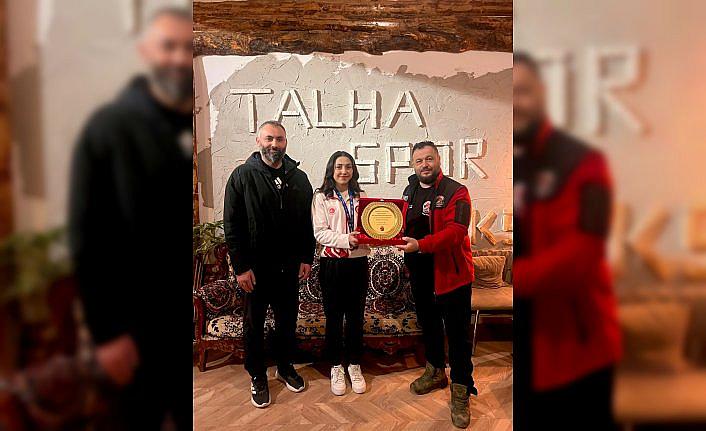 Kastamonu Kamp ve Off-Road Kulübünden kick boksta dünya şampiyonu milli sporcuya ziyaret