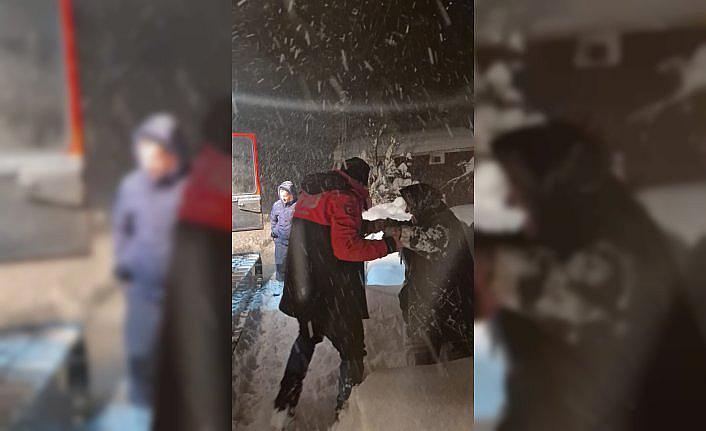 Kastamonu'da ekipler kar nedeniyle yolu kapanan hasta için seferber oldu