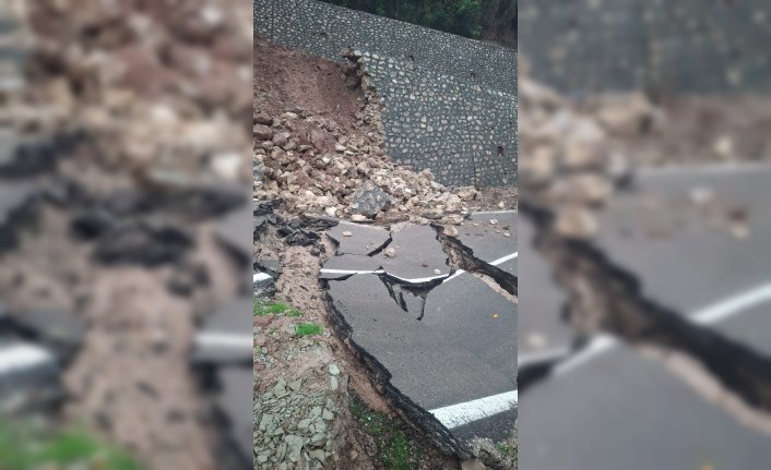 Kastamonu'da heyelan nedeniyle Cide-Bartın kara yolu ulaşıma kapandı