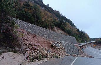 Kastamonu'da heyelan ve kar yağışı nedeniyle bazı ilçelerde ulaşımda aksaklık yaşanıyor