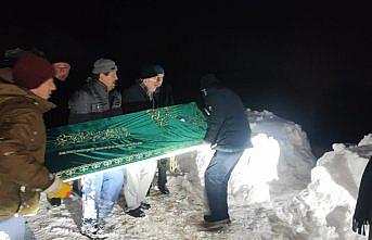 Kastamonu'da kar nedeniyle kapanan köy yolu cenaze için açıldı