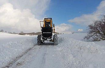 Kavak'ta belediye ekipleri karla mücadele çalışması yürütüyor