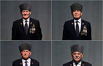 Kıbrıs gazilerinden oluşan koro kahramanlık ezgilerini seslendiriyor